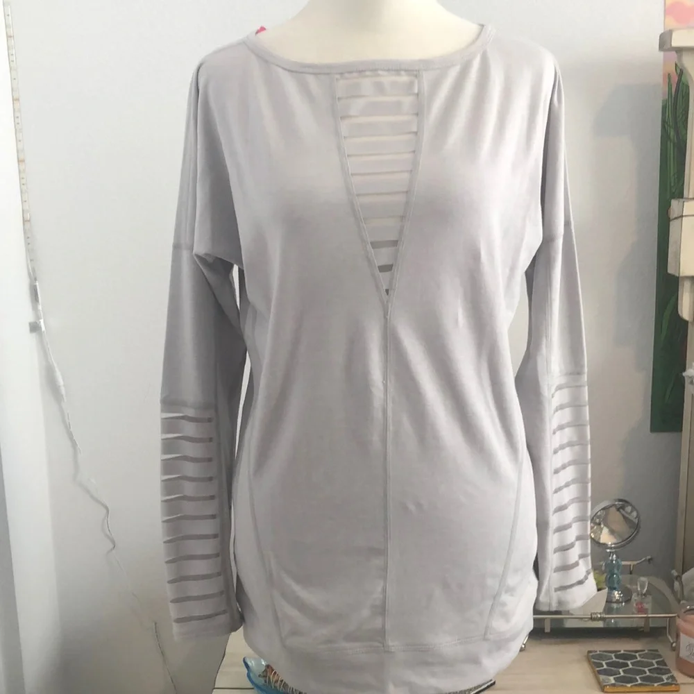 Betsy Johnson light gray long sleeve comfy shirt with lots of detail. Sz XS.EUC - Picture 9 of 10